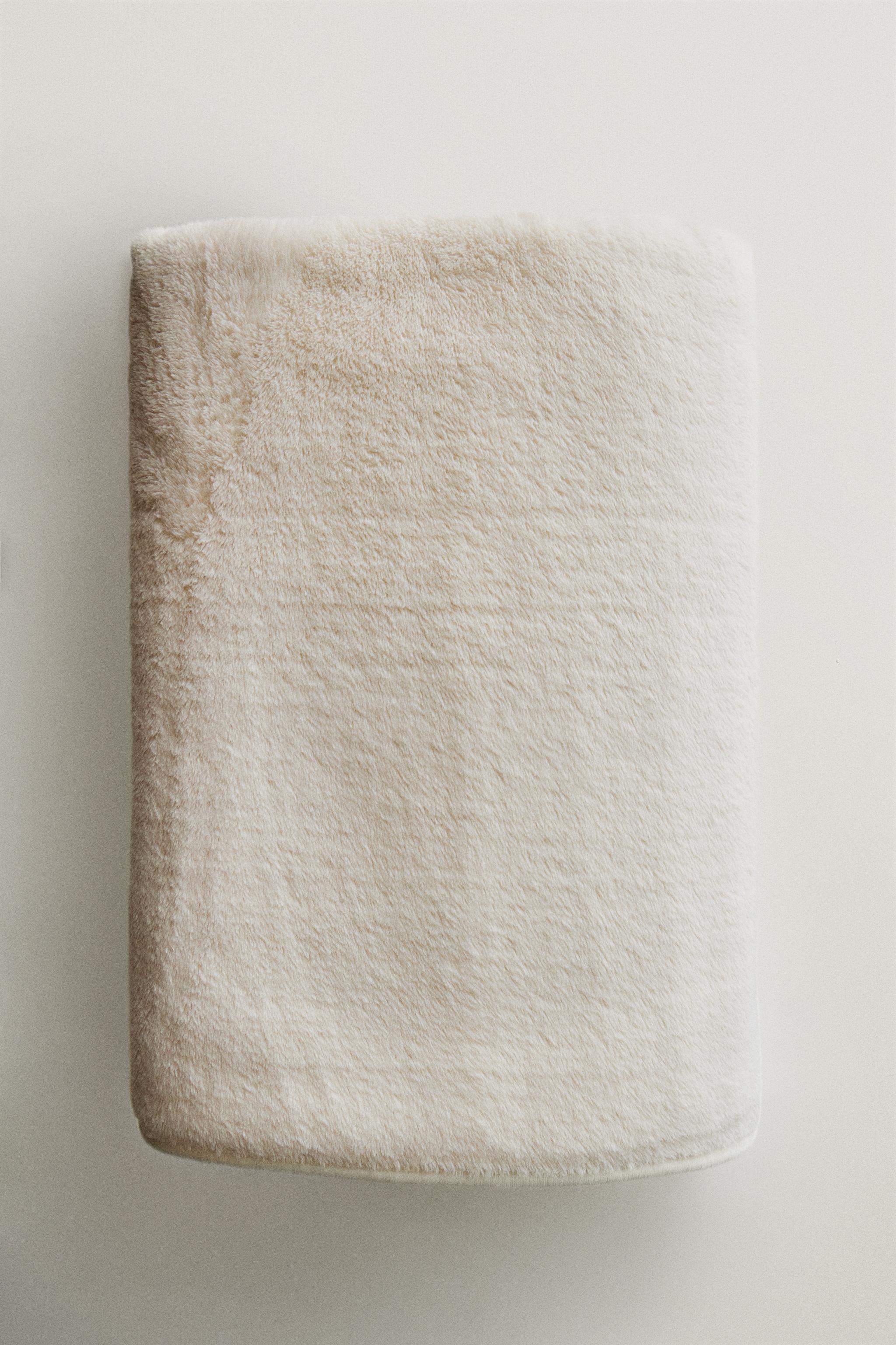 FLEECE BLANKET